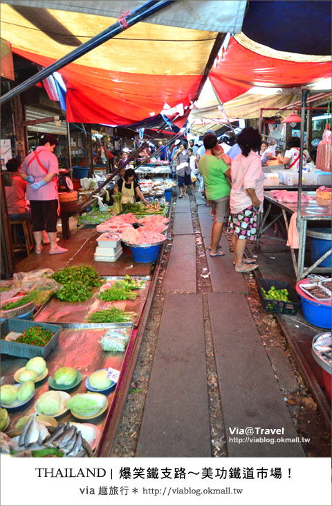 泰國旅遊景點》via帶你玩～爆笑鐵支路！(Maeklong)美功鐵道市場～