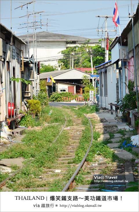 泰國旅遊景點》via帶你玩～爆笑鐵支路！(Maeklong)美功鐵道市場～