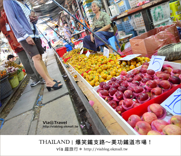 泰國旅遊景點》via帶你玩～爆笑鐵支路！(Maeklong)美功鐵道市場～