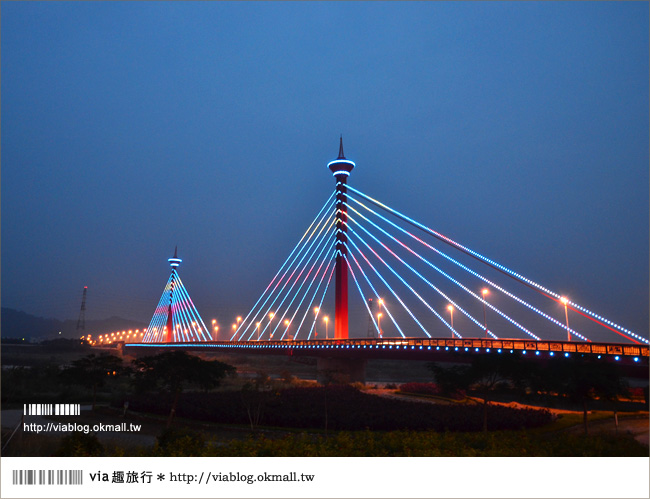 苗栗夜景》新東大橋～苗栗的美麗夜景！彩虹般繽紛的斜張橋！