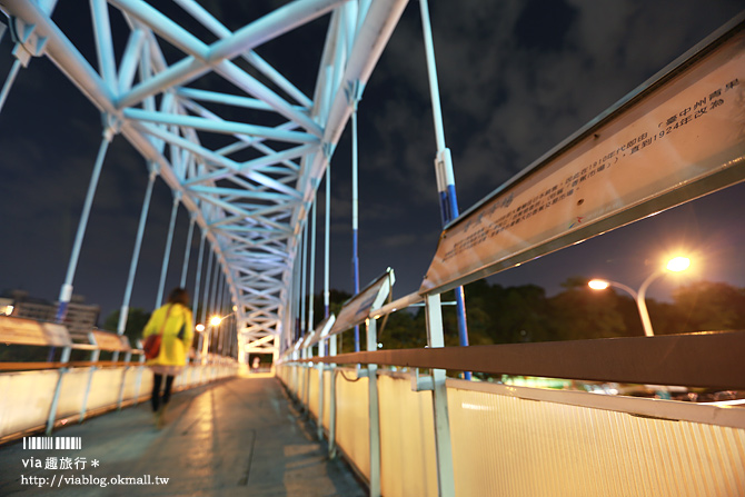 台中市景點》台中日曜百貨、台中公園旁天橋上璀璨夜景照片