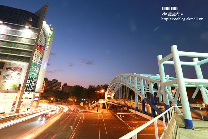 台中市景點》台中日曜百貨、台中公園旁天橋上璀璨夜景照片