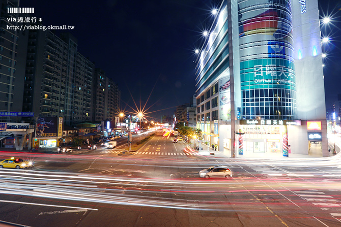 台中市景點》台中日曜百貨、台中公園旁天橋上璀璨夜景照片