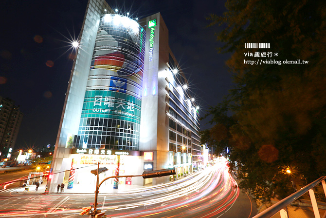 台中市景點》台中日曜百貨、台中公園旁天橋上璀璨夜景照片