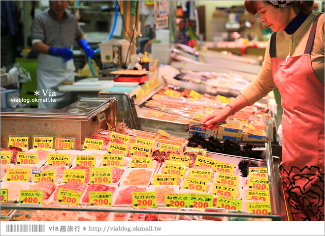 釧路必吃》釧路和商市場～旅人們必來！在魚市場裡品嚐自己親手挑選的「勝手丼」美味！