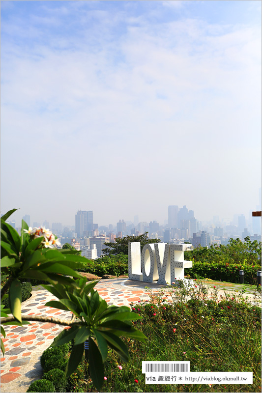 高雄景點推薦》高雄忠烈祠LOVE觀景台～一次欣賞城市、海港雙景色！LOVE好浪漫！