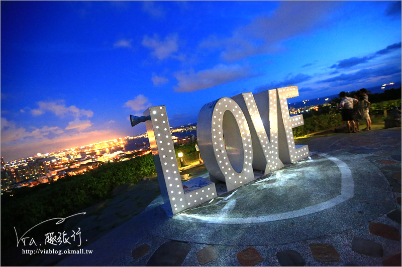 高雄旅遊景點》高雄LOVE觀景台～忠烈祠夜景！浪漫約會的好去處～璀璨百萬夜景夢幻登場！