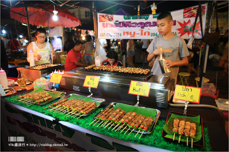 曼谷夜市推薦》席琳卡娜火車夜市Train Night Market Srinakarin～逛翻天！超炫復古車以及超多特色小店好好逛！