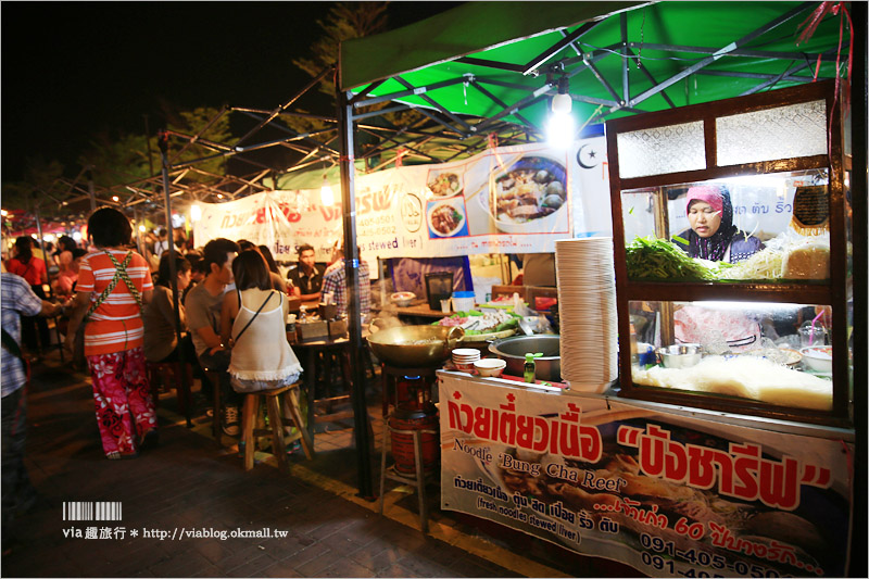 曼谷夜市推薦》席琳卡娜火車夜市Train Night Market Srinakarin～逛翻天！超炫復古車以及超多特色小店好好逛！