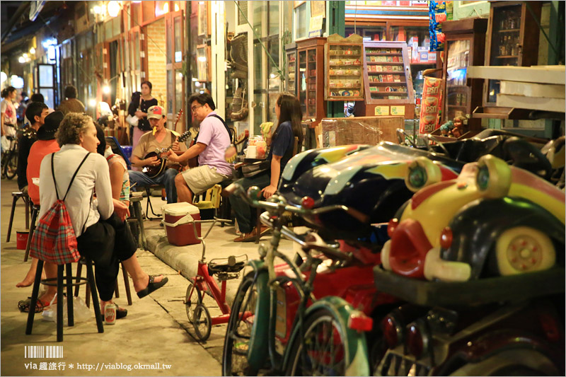 曼谷夜市推薦》席琳卡娜火車夜市Train Night Market Srinakarin～逛翻天！超炫復古車以及超多特色小店好好逛！