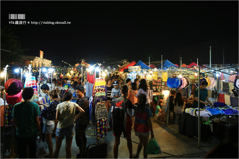 曼谷夜市推薦》席琳卡娜火車夜市Train Night Market Srinakarin～逛翻天！超炫復古車以及超多特色小店好好逛！