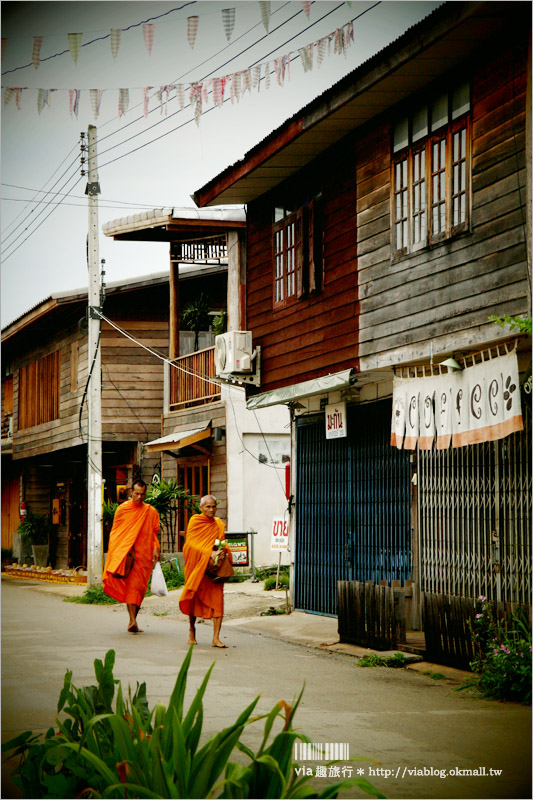 泰國旅遊景點》清康小鎮(Chiang Khan)～懷舊風的木造小鎮，悠遊在舊時光裡的美好！早晨的和尚施齋體驗好新奇！