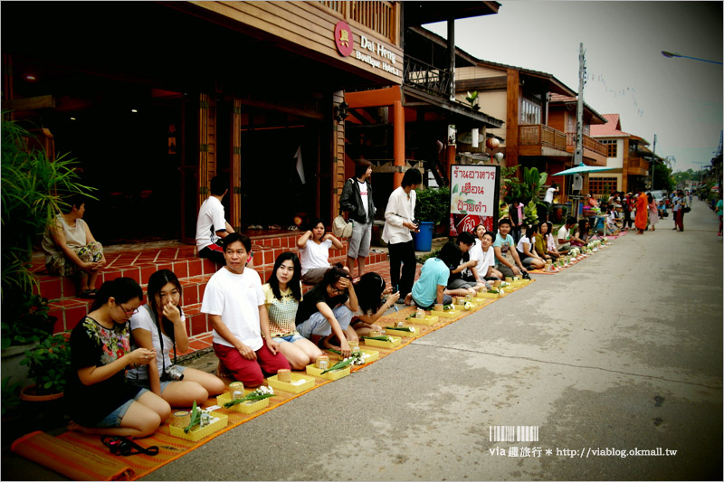 泰國旅遊景點》清康小鎮(Chiang Khan)～懷舊風的木造小鎮，悠遊在舊時光裡的美好！早晨的和尚施齋體驗好新奇！