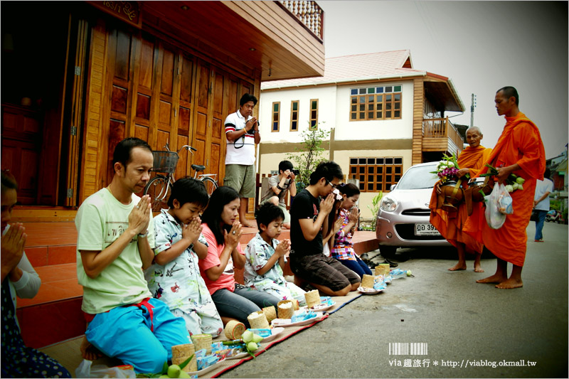 泰國旅遊景點》清康小鎮(Chiang Khan)～懷舊風的木造小鎮，悠遊在舊時光裡的美好！早晨的和尚施齋體驗好新奇！