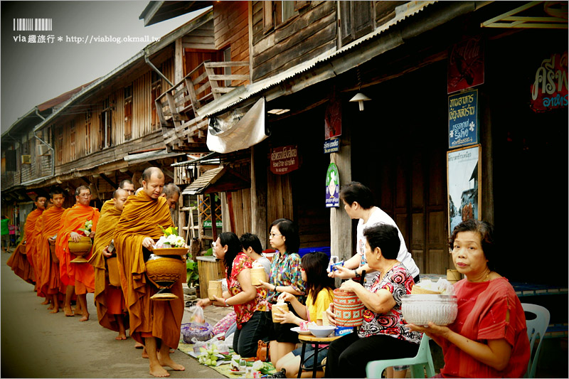 泰國旅遊景點》清康小鎮(Chiang Khan)～懷舊風的木造小鎮，悠遊在舊時光裡的美好！早晨的和尚施齋體驗好新奇！