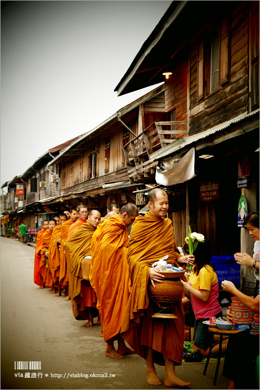 泰國旅遊景點》清康小鎮(Chiang Khan)～懷舊風的木造小鎮，悠遊在舊時光裡的美好！早晨的和尚施齋體驗好新奇！