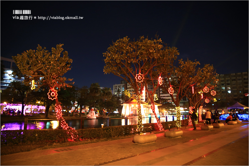 台中燈會》中臺灣元宵燈會～台中公園雞年主燈「鳳凰花開」～超炫！聞得見花香的主燈秀！