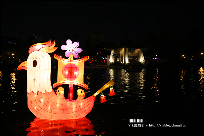 台中燈會》中臺灣元宵燈會～台中公園雞年主燈「鳳凰花開」～超炫！聞得見花香的主燈秀！