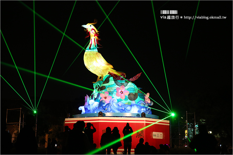 台中燈會》中臺灣元宵燈會～台中公園雞年主燈「鳳凰花開」～超炫！聞得見花香的主燈秀！