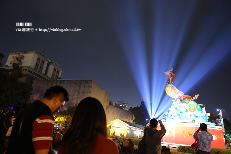 台中燈會》中臺灣元宵燈會～台中公園雞年主燈「鳳凰花開」～超炫！聞得見花香的主燈秀！