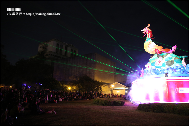 台中燈會》中臺灣元宵燈會～台中公園雞年主燈「鳳凰花開」～超炫！聞得見花香的主燈秀！