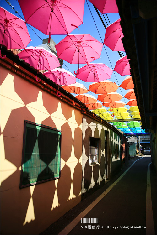 彰化景點》卡里善之樹‧Rainbow House─為愛撐傘｜小新清旅點報到！彩虹般的傘樹＋傘巷好夢幻！