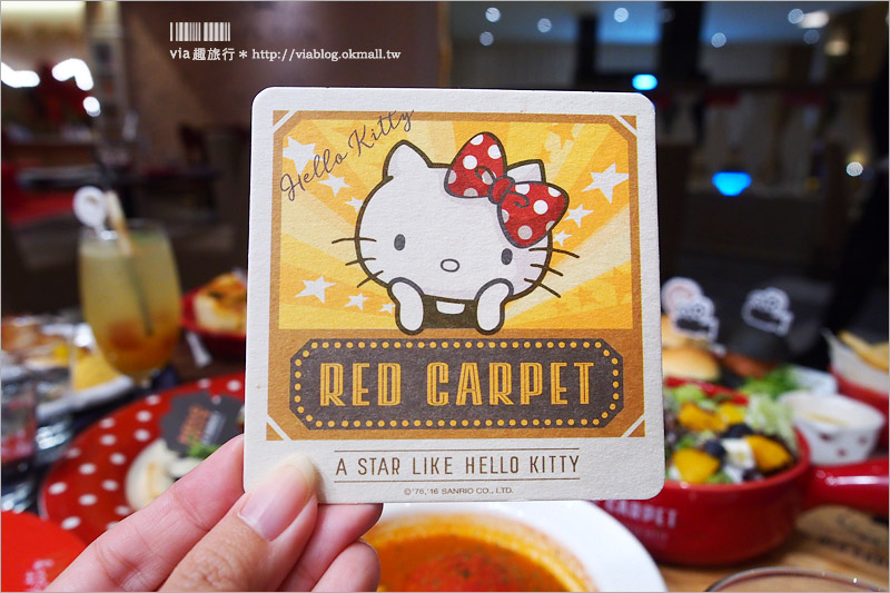 Kitty餐廳》林口三井OUTLET餐廳｜Hello Kitty Red Carpet美式餐廳(已永久停業)～復古電影造景！重現好萊塢大明星風味好好拍！