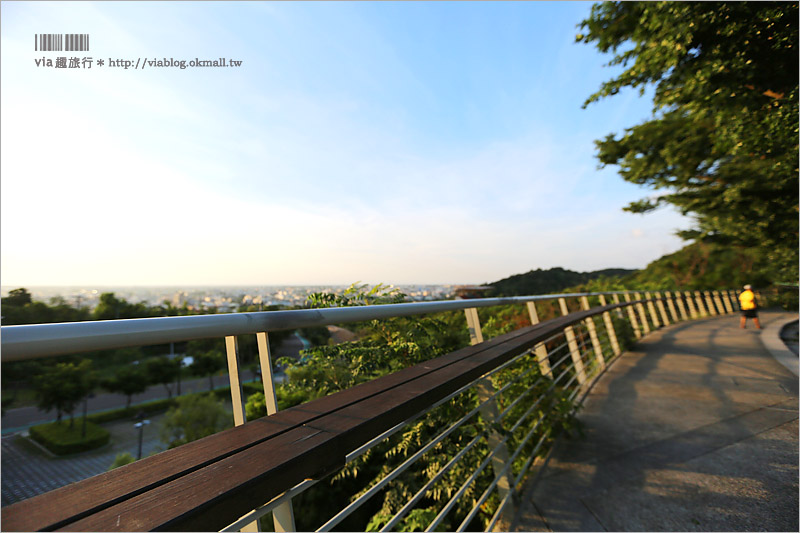 台中夜景景點》鰲峰山觀景平台～免費開放‧台中最夯夢幻夜景！鰲峰玉帶天空步道約會去！