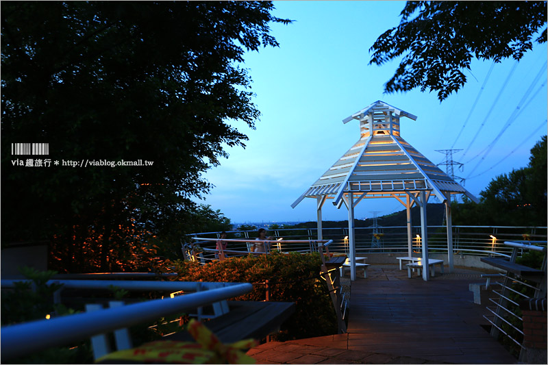 台中夜景景點》鰲峰山觀景平台～免費開放‧台中最夯夢幻夜景！鰲峰玉帶天空步道約會去！