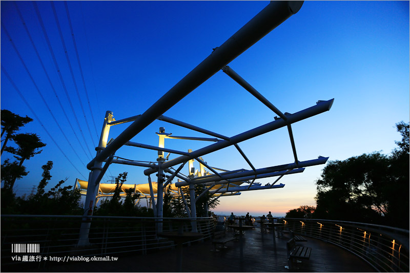 台中夜景景點》鰲峰山觀景平台～免費開放‧台中最夯夢幻夜景！鰲峰玉帶天空步道約會去！