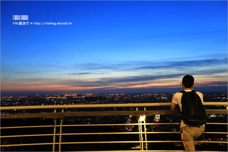 台中夜景景點》鰲峰山觀景平台～免費開放‧台中最夯夢幻夜景！鰲峰玉帶天空步道約會去！