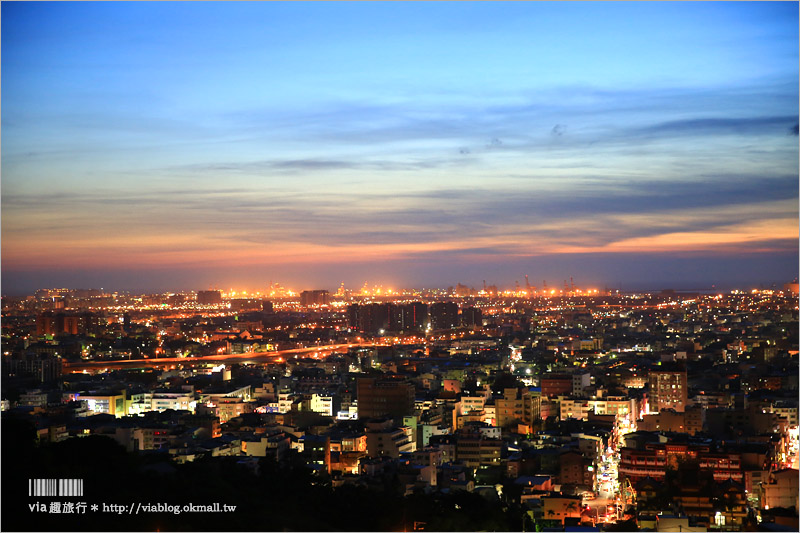 台中夜景景點》鰲峰山觀景平台～免費開放‧台中最夯夢幻夜景！鰲峰玉帶天空步道約會去！