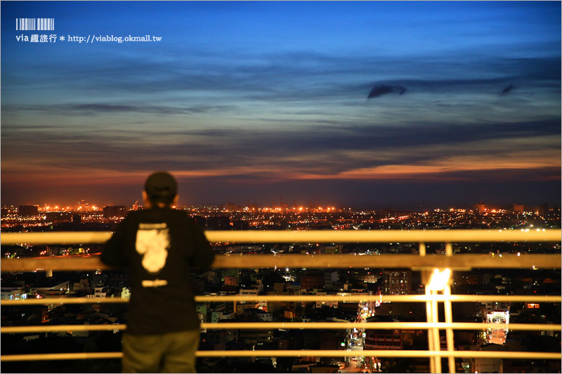 台中夜景景點》鰲峰山觀景平台～免費開放‧台中最夯夢幻夜景！鰲峰玉帶天空步道約會去！