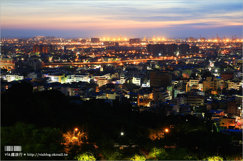 台中夜景景點》鰲峰山觀景平台～免費開放‧台中最夯夢幻夜景！鰲峰玉帶天空步道約會去！