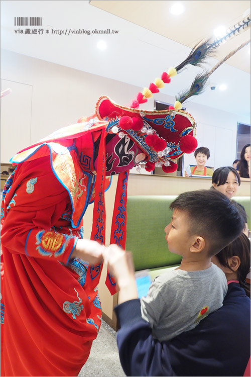 台中餐廳推薦》海底撈火鍋～新店報到！人氣爆棚／吃火鍋還能看秀、按摩、做美甲！