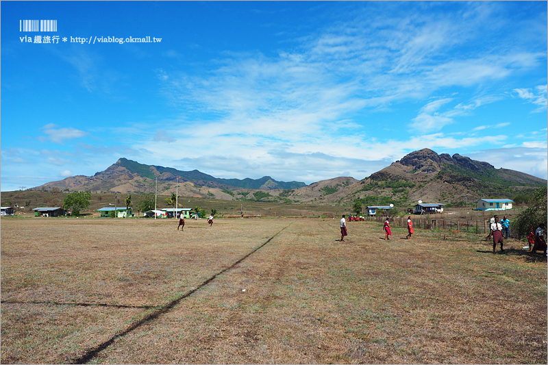 斐濟旅遊》FIJI Water斐濟水～直擊當地工廠實況！走入校園和村落居民生活之中，看見斐濟式的燦爛笑容！