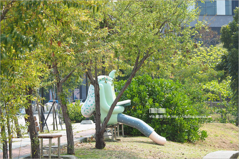 台中景點》大里東湖公園～超可愛熊超人出沒！閱讀熊+午睡熊～新IG拍照點來囉！