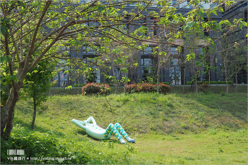 台中景點》大里東湖公園～超可愛熊超人出沒！閱讀熊+午睡熊～新IG拍照點來囉！