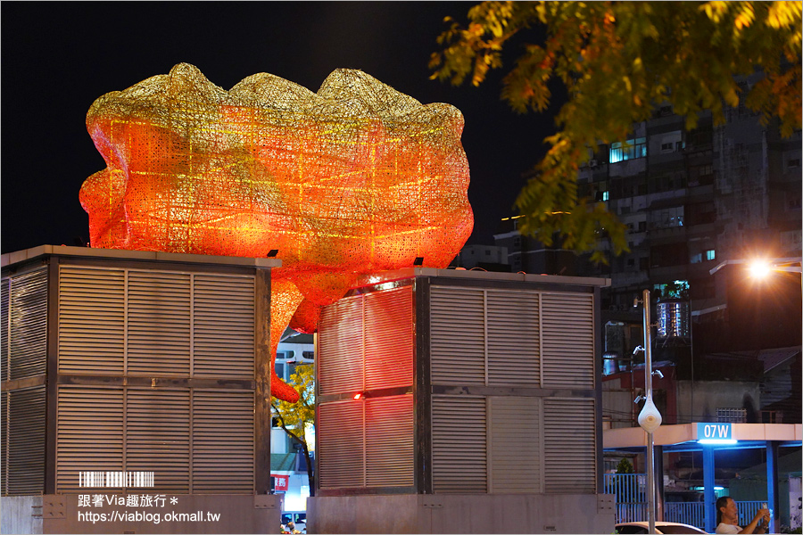 台南景點》海安路「街道美術館」～新亮點！變身大型戶外藝術館，夜裡發光更夢幻！