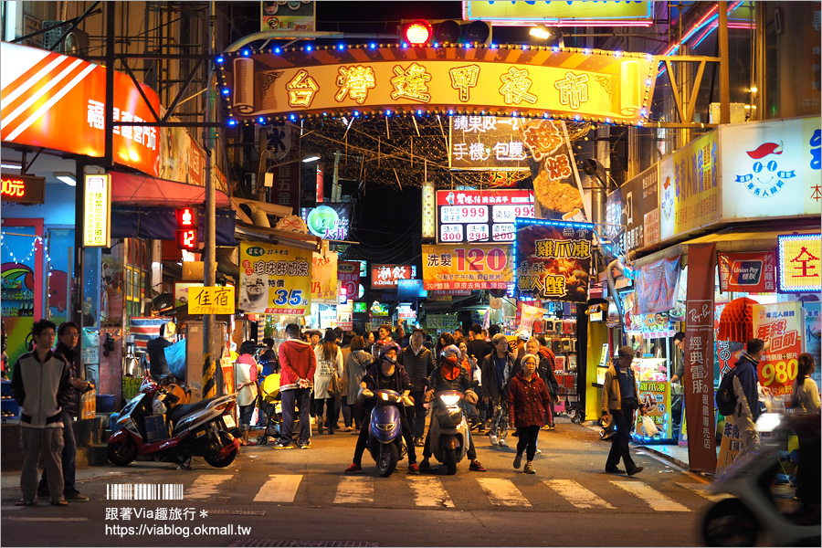 台中逢甲夜市》逢甲美食推薦～十大人氣名單：逢甲地瓜球、明倫蛋餅、阿華黑輪店、豬寶盒、木瓜牛奶、紅茶臭豆腐…一個晚上吃不完啦！