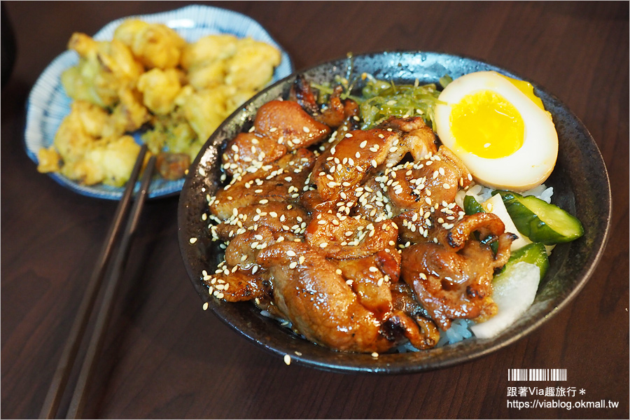 台中綠川美食》飯飯～台中人氣丼飯‧綠川水岸旁的深夜美食！肉多大滿足的丼飯這裡吃！