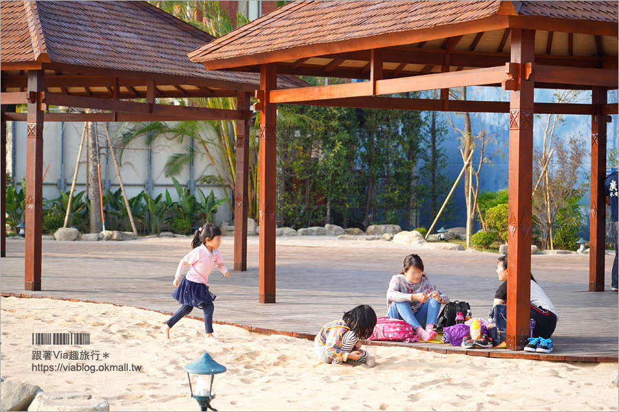 高雄港邊景點》棧伍庫港濱潮市集+高雄水花園～全新峇里島造景水景玩沙池！親子旅遊、約會拍照都合適！