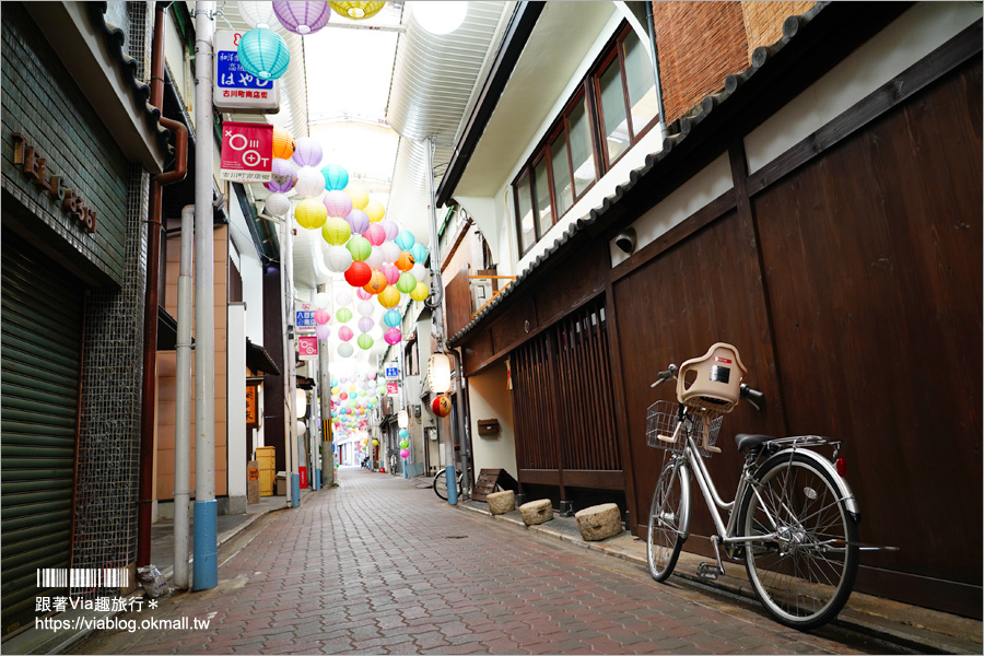 京都打卡景點》古川町商店街～七彩燈籠好繽紛～彩色糖果風的古樸風商店街打卡去！