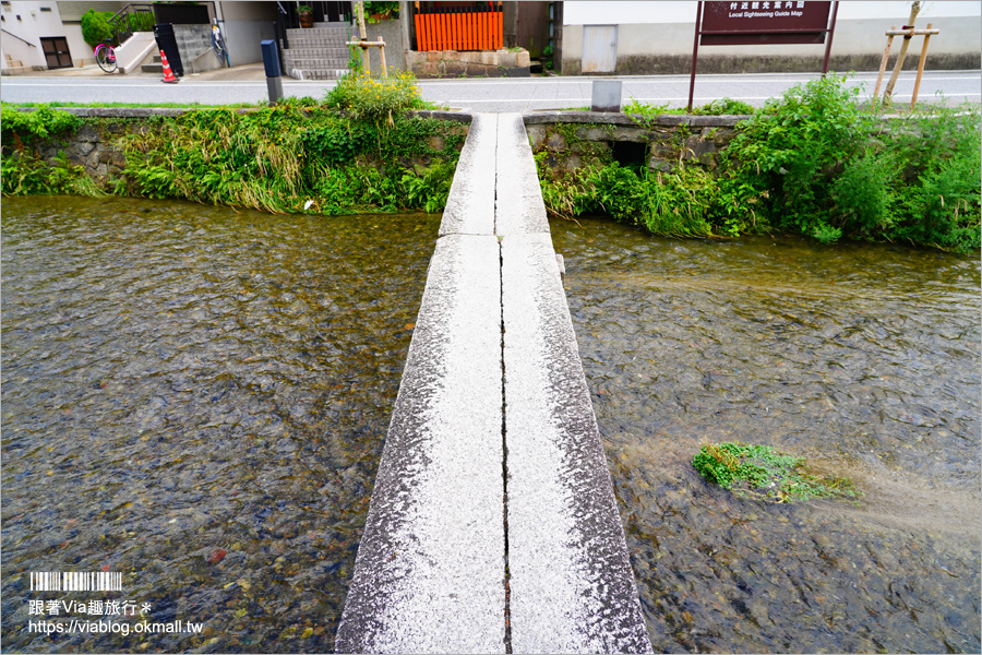 京都私房景點》京都一本橋／行者橋～柳樹相伴的古老小石橋，底下溪水超級清澈的小秘境旅點！