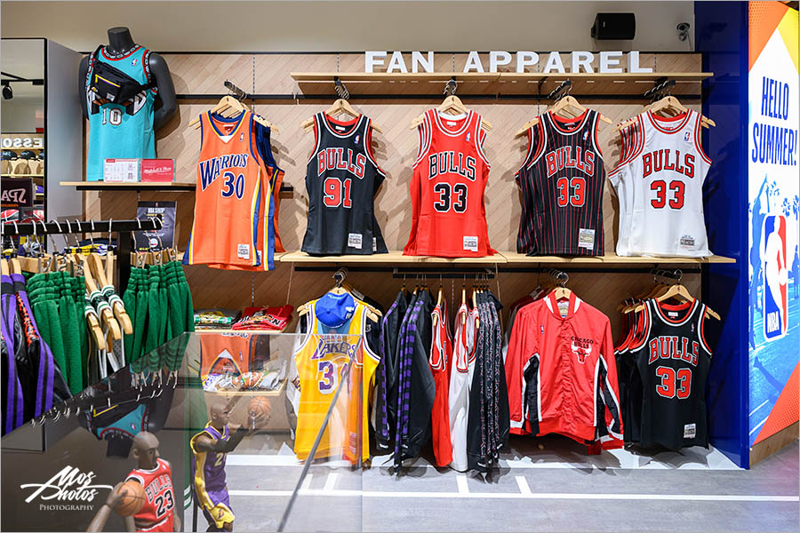 NBA球迷必看》NBA Store台南新光店全新開幕～各球隊球衣、PUMA籃球鞋、Herschel包包…各式NBA周邊商品這裡買！！