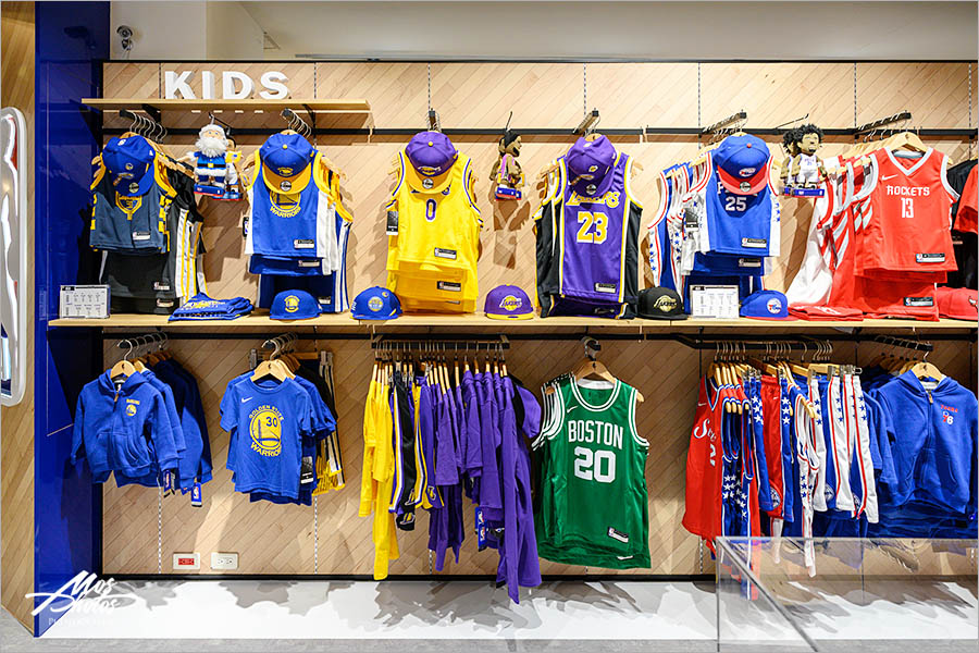 NBA球迷必看》NBA Store台南新光店全新開幕～各球隊球衣、PUMA籃球鞋、Herschel包包…各式NBA周邊商品這裡買！！