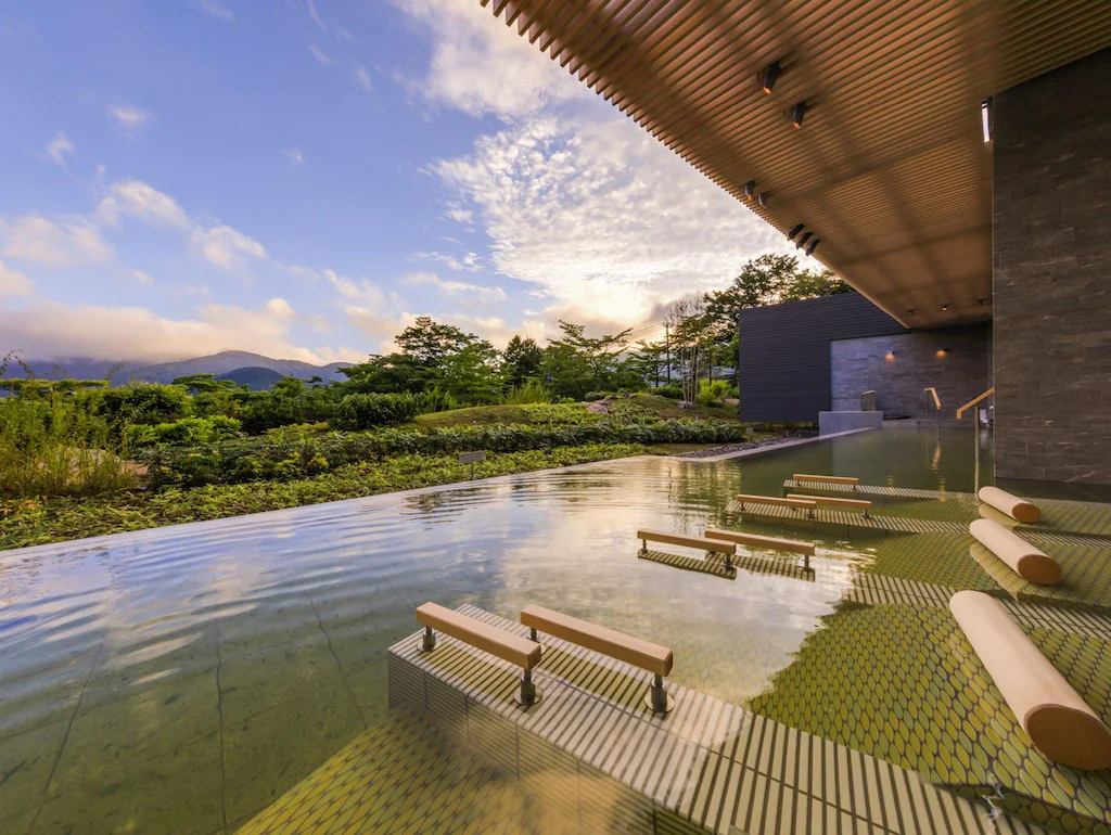 箱根溫泉旅館》蘆之湖花織旅館はなをり～湖景第一排的奢華泡湯住宿，戶外景觀足湯免費泡！還有竹籃日式早餐好精緻！