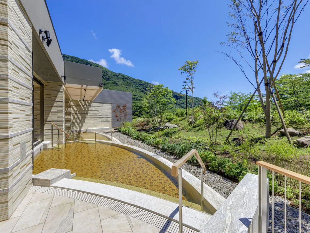 箱根溫泉旅館》蘆之湖花織旅館はなをり～湖景第一排的奢華泡湯住宿，戶外景觀足湯免費泡！還有竹籃日式早餐好精緻！