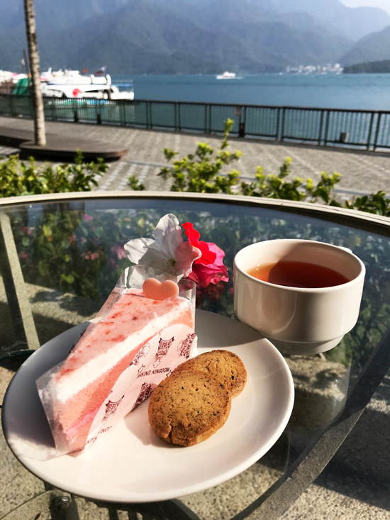 日月潭住宿》日月潭大淶閣飯店～水社碼頭景觀第一排！湖景超美的飯店就住這間、水社商圈逛街用餐都方便！