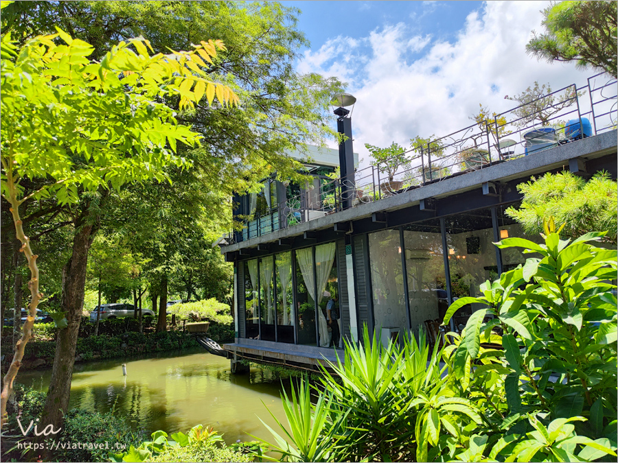 埔里美食》南投桃米生態村餐廳～土角厝水上庭園餐廳，傳說中的水上旋轉餐桌…..下次再試！